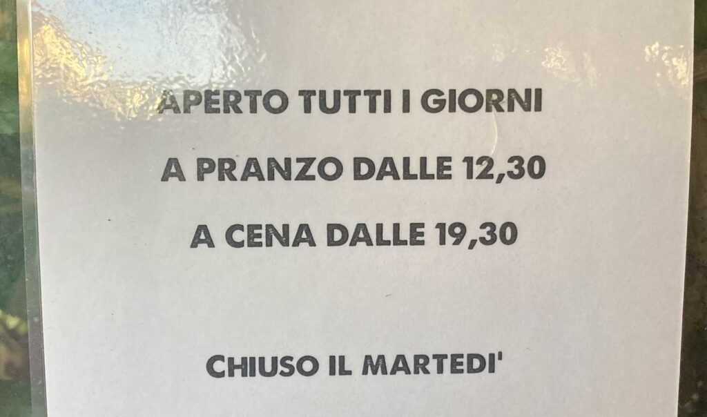 Sign in window in Italy listing opening and closing days and hours.